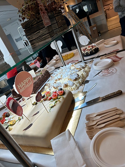 Vi feirer både små og store hendelser, og har månedlig feiring av jubilanter