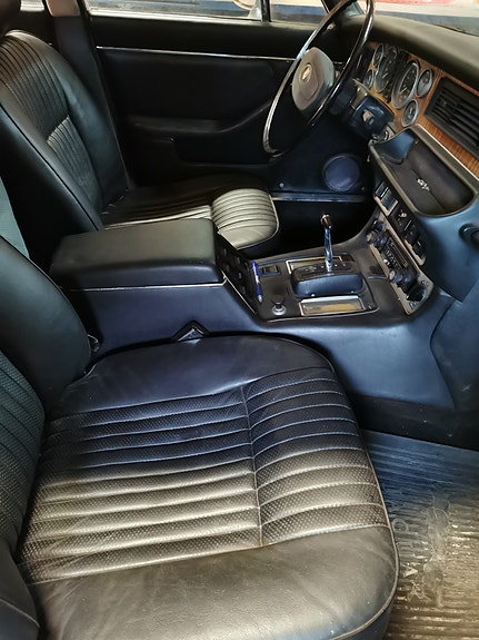Jaguar XJ 12 of 17