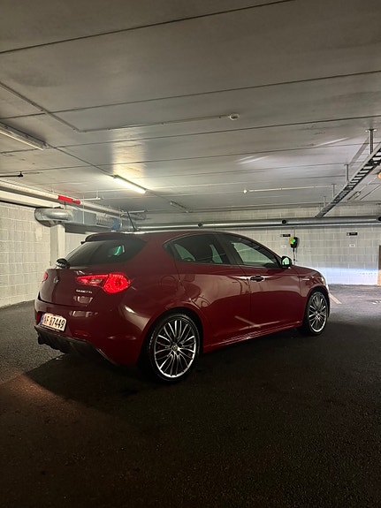 Alfa Romeo Giulietta 2 of 5