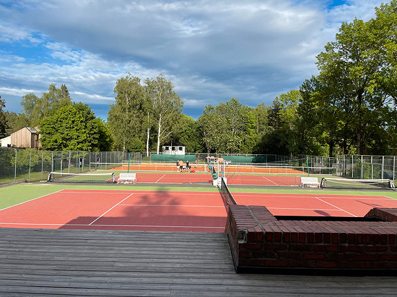 Utsikt over våre fire tennisbaner