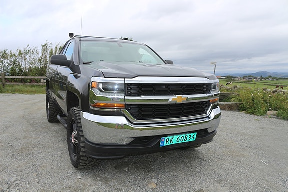 Chevrolet Silverado 2 of 5