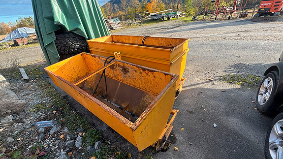 Jutul strøkasse 800 liter med trepunktfeste 1995, kr 19 000,-