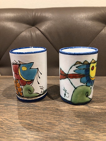 2 flotte håndmalte og håndlagde keramiske kunst krus signert.