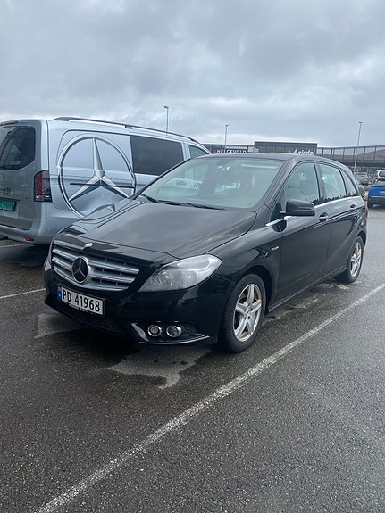 Mercedes-Benz B180 4 of 5