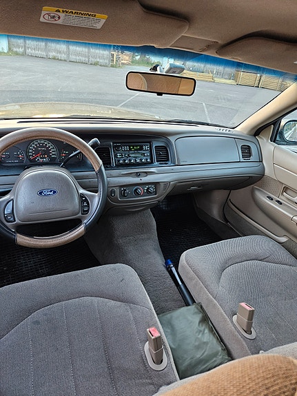 Ford Crown Victoria 12 of 15