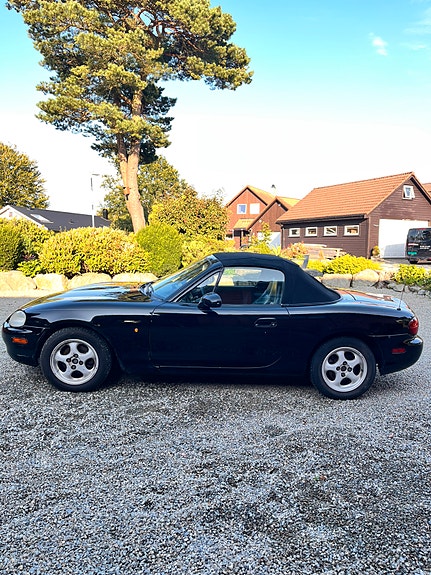 Mazda MX-5 2 of 5