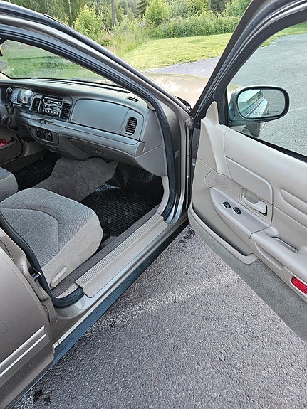 Ford Crown Victoria 8 of 15