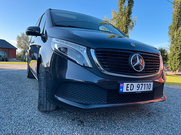 Mercedes-Benz EQV300 2 of 5