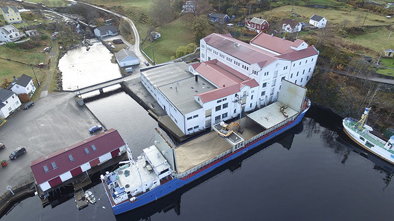 Tøsse Mølle ligger vakkert til ved Osterfjorden