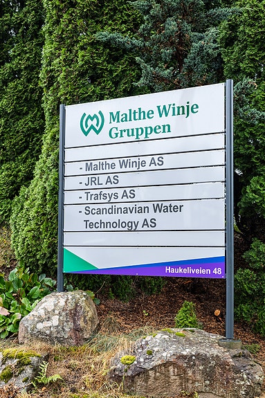 Skiltet ved innkjøringen til adressen vår.