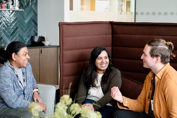 Flere kollegaer som prater