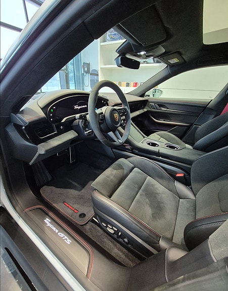 Porsche Taycan 8 of 13