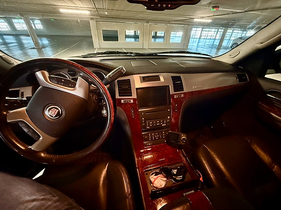 Cadillac Escalade 7 of 30