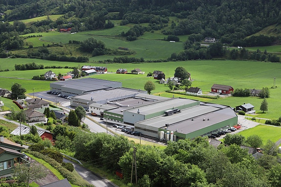 Bedrifta slik den ligg i Steindsdalen, 4 km vest for regionsenteret Norheimsund i Kvam Herad.