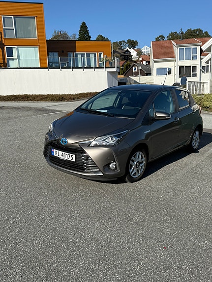 Toyota Yaris 2 of 5
