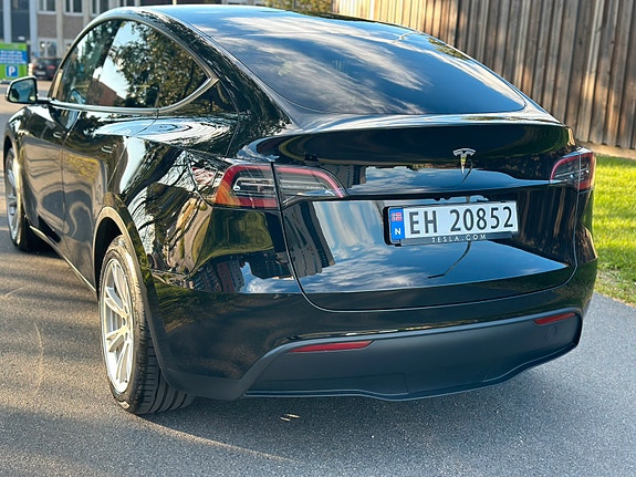 Tesla Model Y 6 of 30