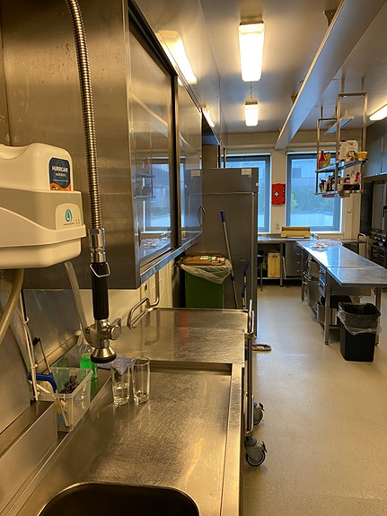 Kjøkken sett fra baren