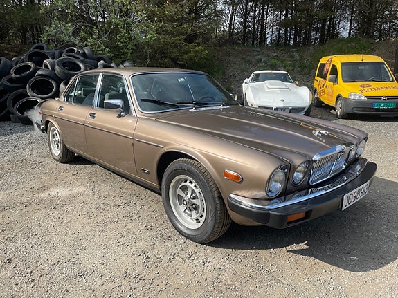 Jaguar XJ 7 of 25