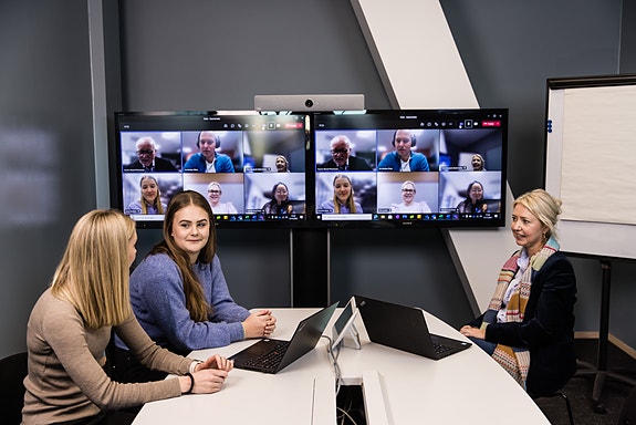 Kolleger i hybridmøte