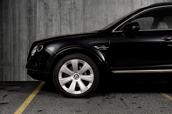 Bentley Bentayga 10 of 30