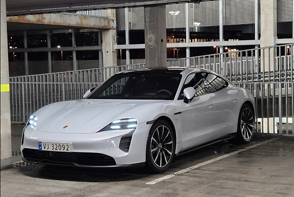Porsche Taycan 7 of 13