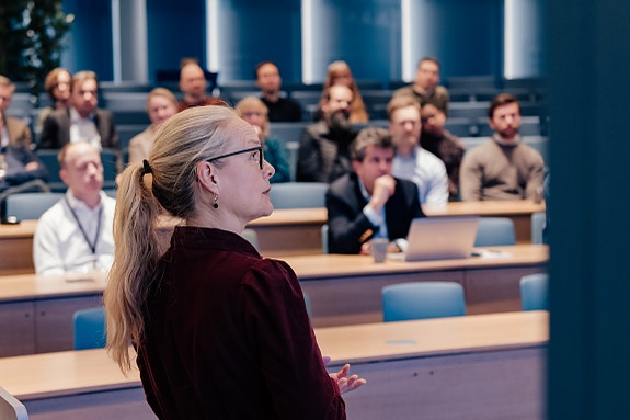 A-2 møter holdes hver mnd. hvor vi går igjennom firmaets status, får faglig oppdatering og innsikt i prosjekter.