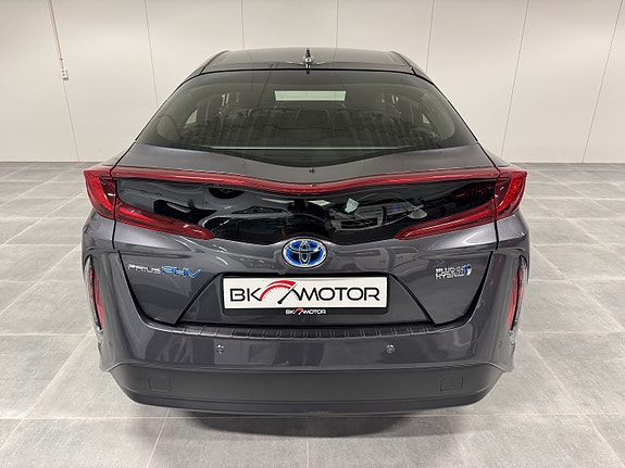 Toyota Prius Plug-in Hybrid 18 of 30