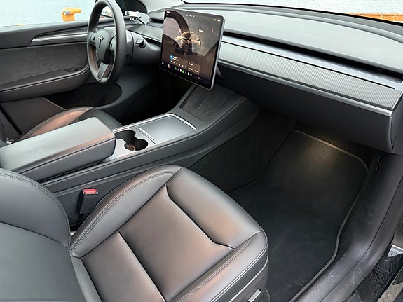 Tesla Model Y 9 of 24