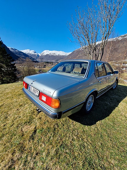 BMW 745iA 3 of 14