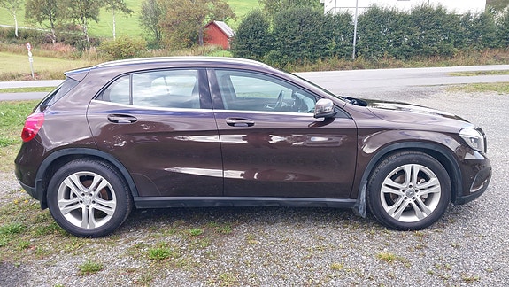 Mercedes-Benz GLA220 2 of 5