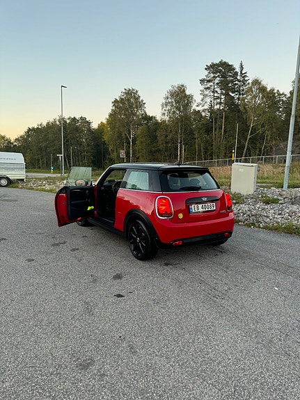 MINI Cooper SE 3 of 4