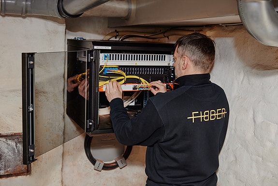 Nodeskap med switcher under montasje