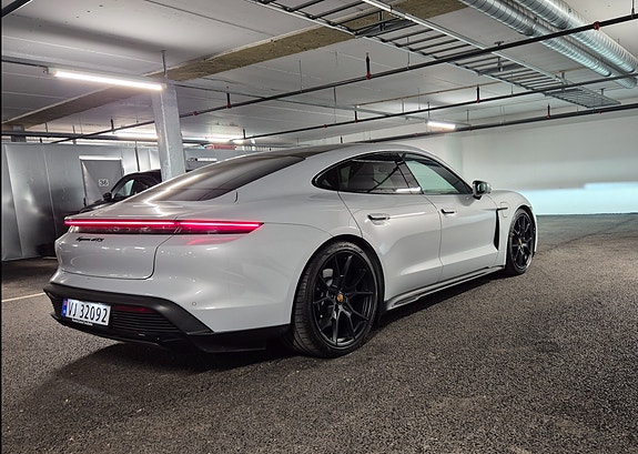 Porsche Taycan 3 of 13