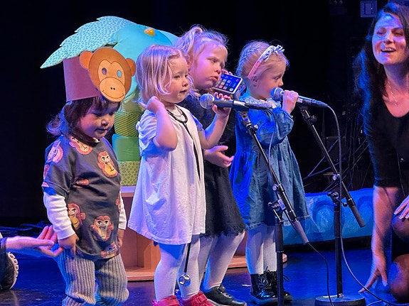 Vi arrangerer både jul- og sommerkonsert hvor barna spiller, synger og danser!