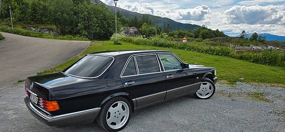 Mercedes-Benz 560 SEL 13 of 28