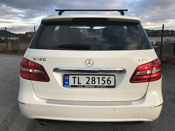 Mercedes-Benz B180 4 of 5