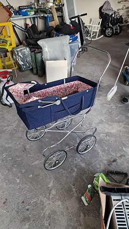 Vintage dokkevogn / leke-barnevogn – blå med blomstrete fór