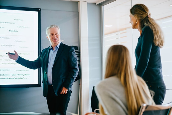 Vi er opptatt av kunnskapsdeling og setter av tid til sparring og intern rådgivning rundt oppdrag.
