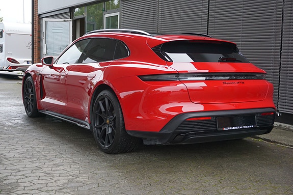 Porsche Taycan Sport Turismo 4 of 5