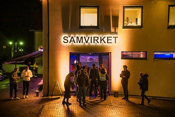 Samvirket kombinerer lokale kulturhusfunksjonar med profesjonell kunstproduksjon.