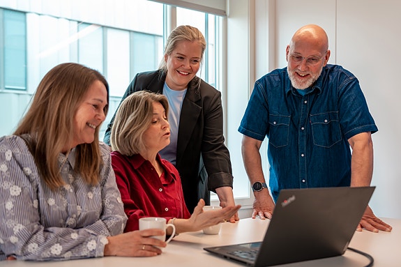Fire kolleger diskuterer i møte