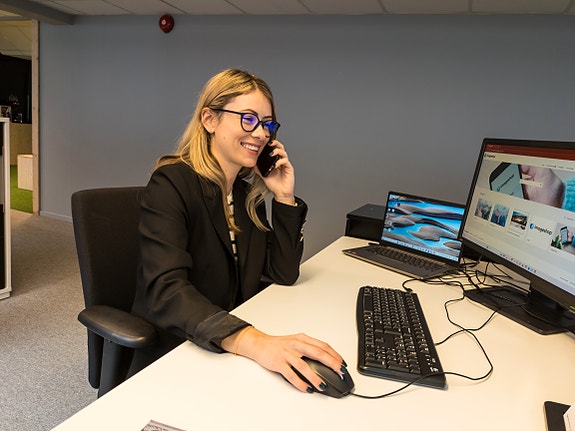 Stefana onboarder kunder og stemningen er god.