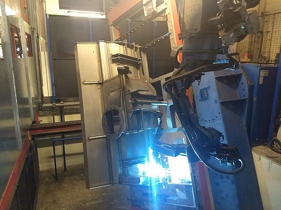 Sveising av snøfreser i bedriftens FMS (flexible manufacturing system) høylagermatede robotsveiseanlegg.