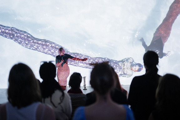 Performance av kunstner Emilija Škarnulytė på åpningen av sin soloutstilling "The Goddess Helix" på Kunsthall Trondheim, våren 2024. Foto: Torstein Olav Eriksen