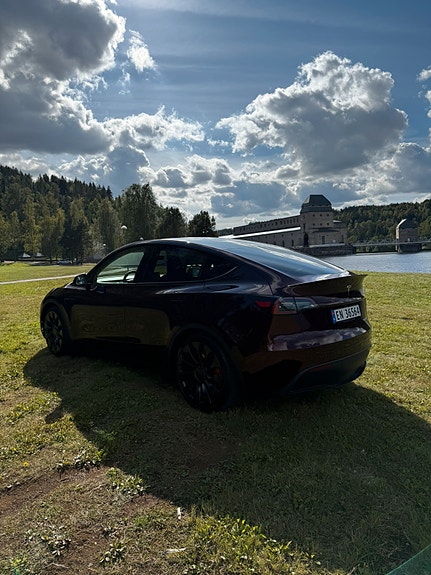 Tesla Model Y 7 of 23