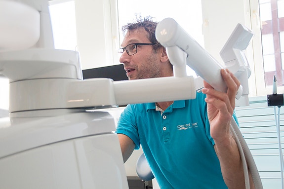 Tekniker Roald i arbeid