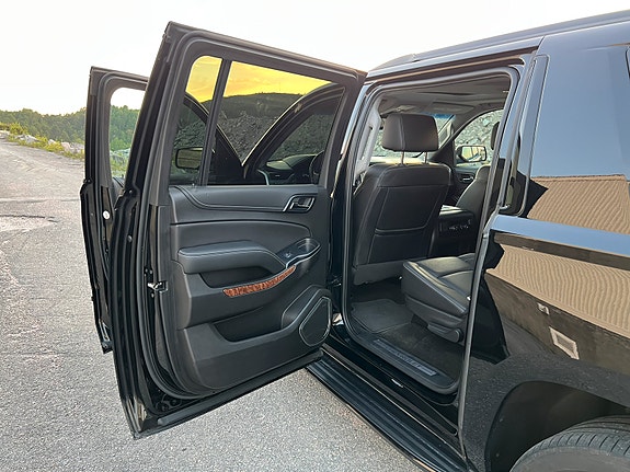 Chevrolet Suburban 26 of 30