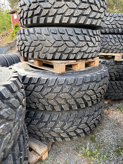 Nokian Hakkapelitta med pigg, svarte felger Valtra N4/5 serie 400/80-28 og 480/80-38