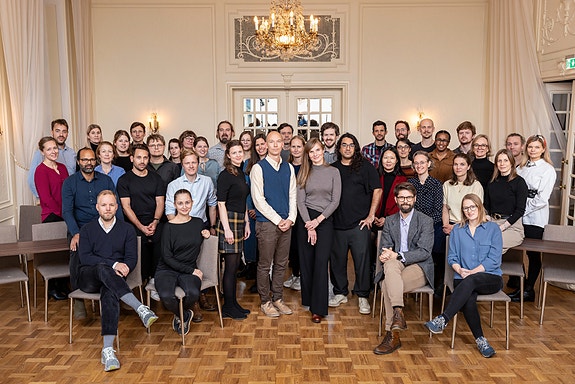 Medlemmer i Akademiet for yngre forskere fra vår Høstsamling i Bergen okt. 2024. Stillingen bidrar til AYFs fire årlige medlemssamlinger på forskjellige steder i Norge. Foto: Eivind Senneset/AYF