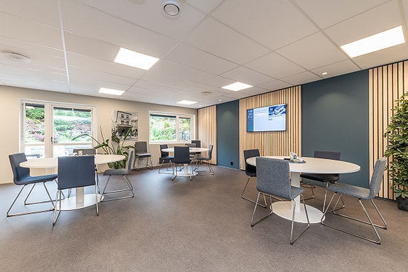 Kantinen i Haukeliveien 8, med dør ut til koselig platting.